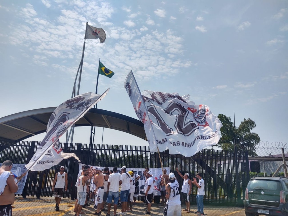 Torcedores do Corinthians protestam em frente ao CT na manhã deste sábado