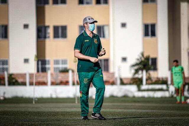 Série B: Teste inconclusivo para Covid-19 tira técnico do jogo do Sampaio