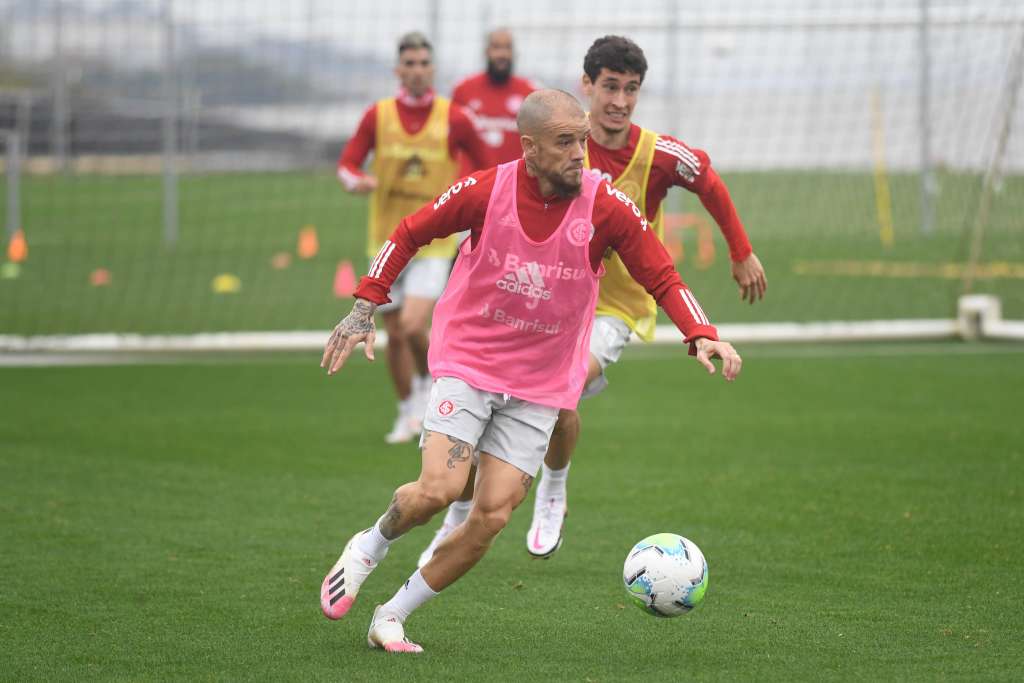 Em duelo de opostos, líder Internacional encara o lanterna Goiás fora de casa