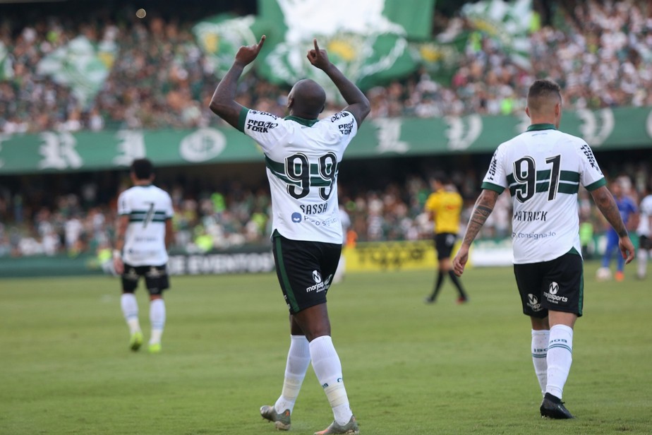 Após festa, ‘atacante problema’ é afastado e pode ser demitido do Coritiba