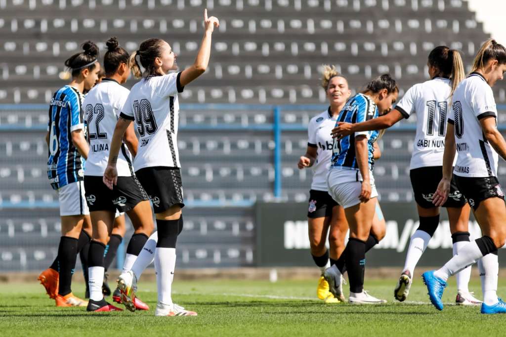 As meninas do Corinthians seguem isoladas na liderança do Brasileirão Feminino