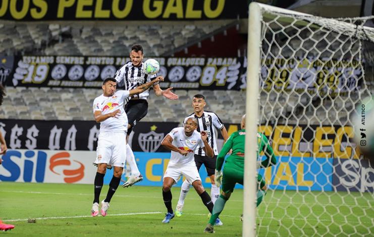 Réver sobe e abre placar para o Galo. Foto: Agência Atlético