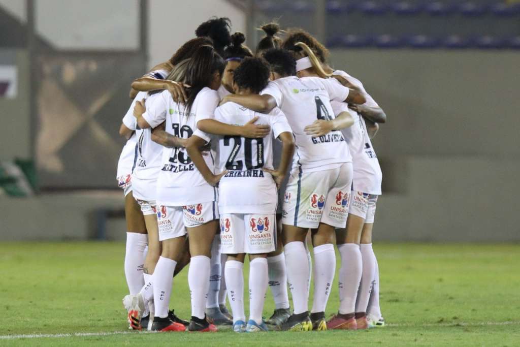 As meninas do Santos venceram mais uma e seguem dividindo a liderança com o Corinthians