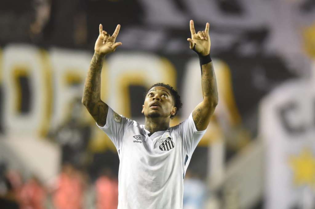 Marinho entrou no decorrer do clássico e, de falta, marcou o gol de empate