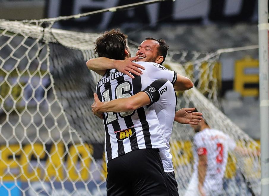 Após igualar recorde de gols, zagueiro Réver diz que Atlético-MG precisa criar mais