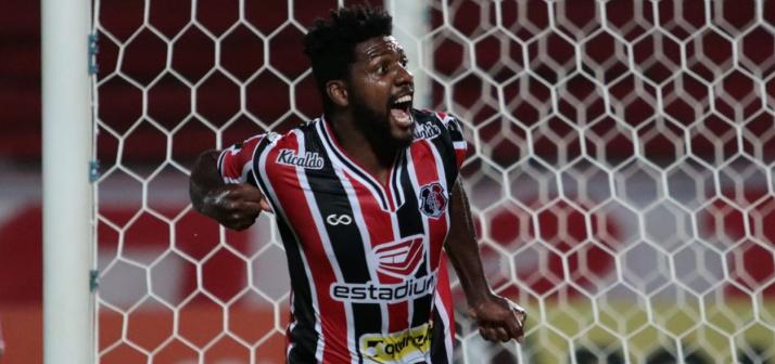 Zagueiro Elivelton marcou o tento da vitória do Santa Cruz sobre o Remo-PA (Foto: Rafael Melo / Santa Cruz) - Rafael Melo / Santa Cruz