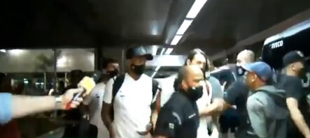 Jogadores do Corinthians enfrentam protesto e precisam correr em aeroporto