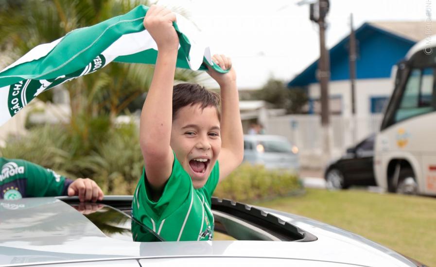Chapecoense desfila em carro do Corpo de Bombeiros por Chapecó: “SC tem dono”