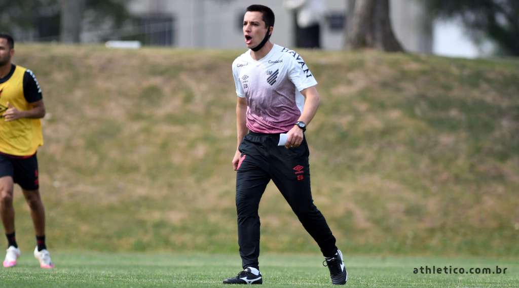 Eduardo Barros tem desfalques para o jogo contra o Jorge Wilstermann