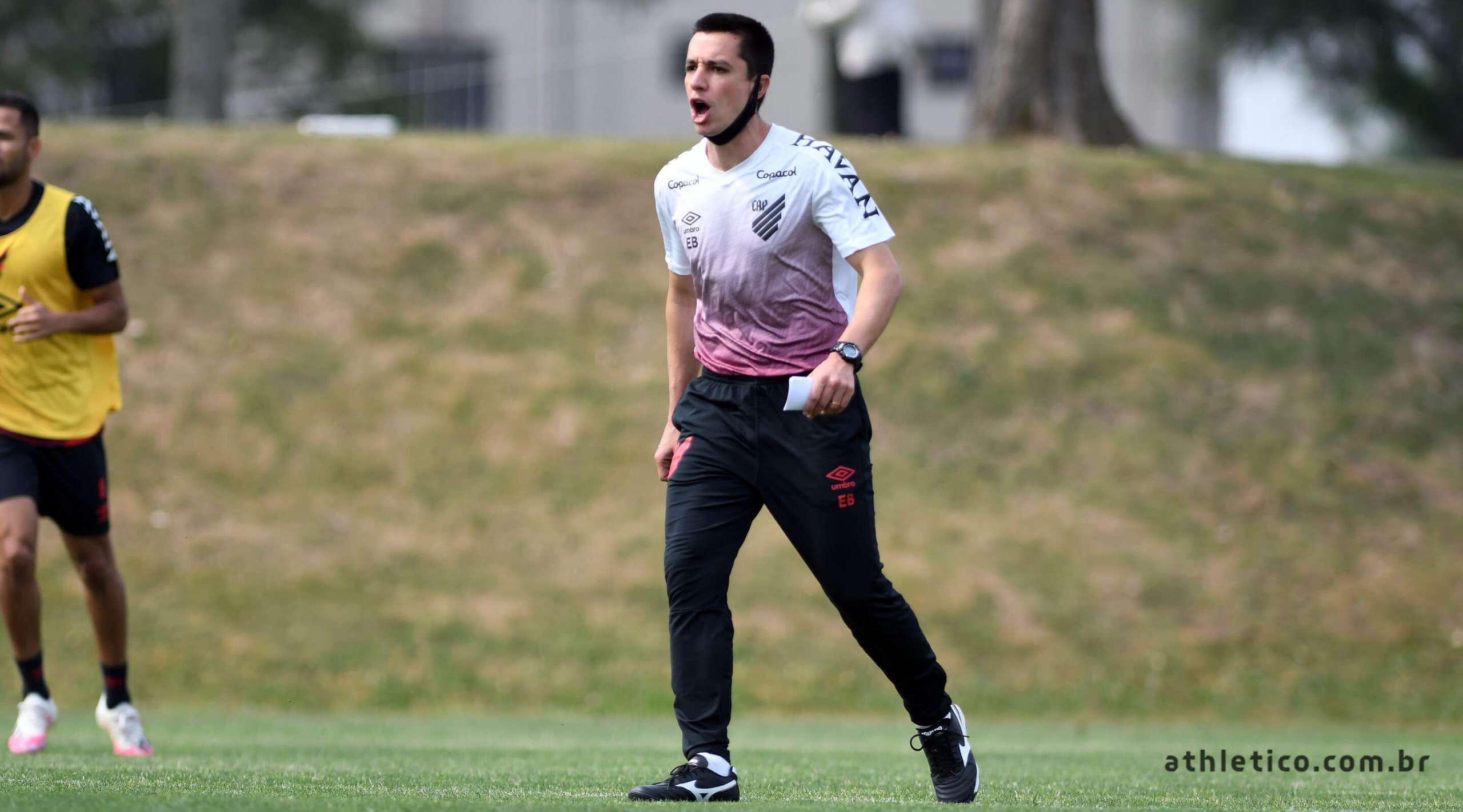 Athletico-PR viaja com desfalques para retomada da Copa Libertadores