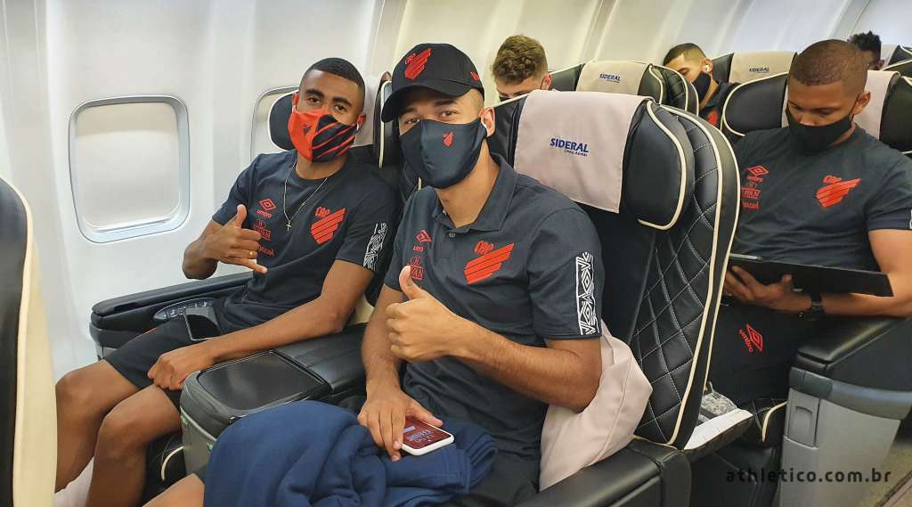 O Athletico-PR viajou nesta segunda-feira