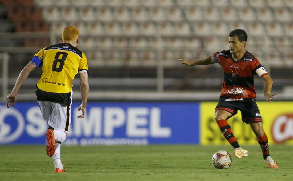 No empate por 2 a 2, Foguinho representa o Criciúma e Pacheco, o Ituano