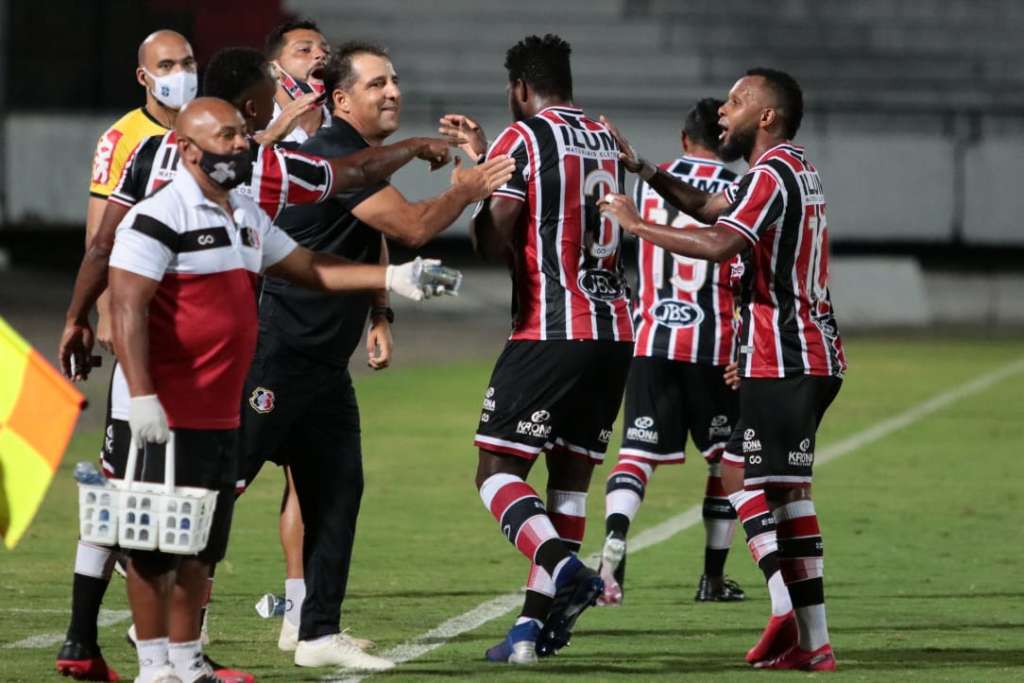 Em sua estreia, Martelotte venceu o Remo e ajudou o Santa Cruz a retomar a liderança