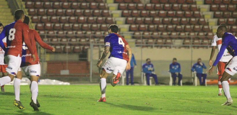 Paraná derrota o CRB. Foto: Rui Costa