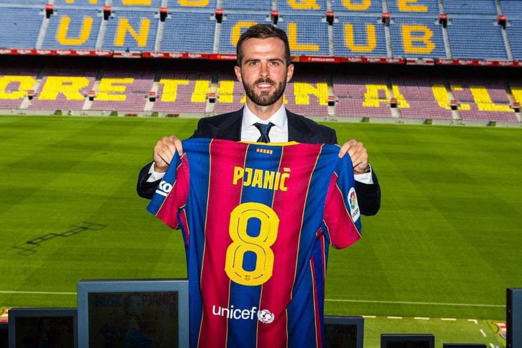 Pjanic é apresentado no Barcelona, recebe camisa usada por Iniesta e elogia Messi