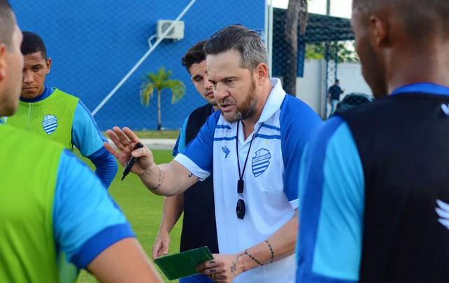 Torcedores do CSA quebram portão e xingam jogadores e dirigentes