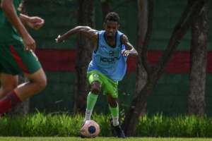 Meia da Portuguesa recusa Central-PE para jogar em time da Série B