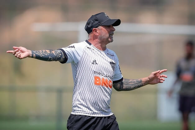 Sampaoli se irrita com salários atrasados, mas Atlético-MG diz que técnico fica