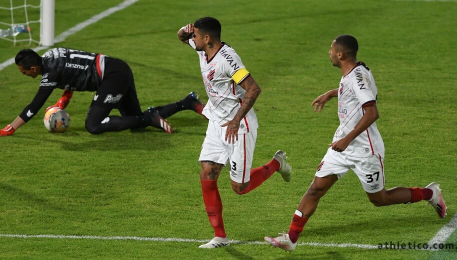 Lucho González marcou o primeiro gol do Athletico-PR (Foto: Fabio Wozniak/Site Oficial)