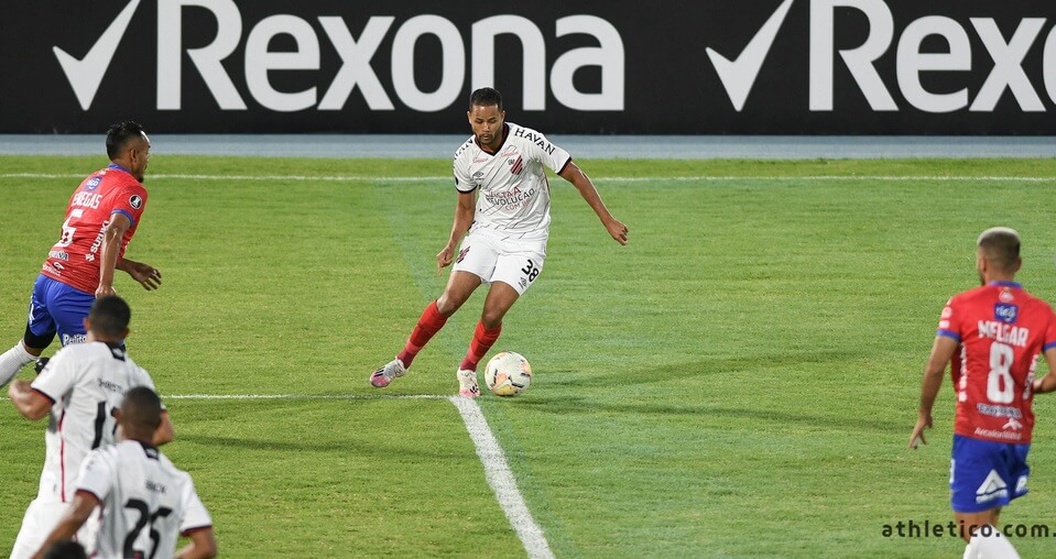 Athletico-PR ficou duas vezes atrás do placar (Foto: Fabio Wozniak/Site Oficial)