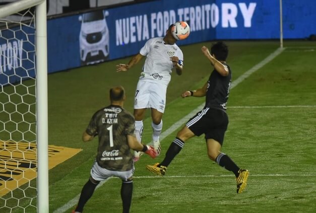 LIBERTADORES: Athletico-PR vence na altitude e Santos tropeça em casa