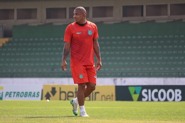 Série B: Guarani confirma busca por lateral e garante permanência de atacante