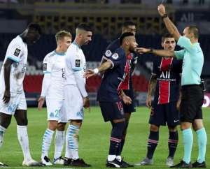 Francês: Neymar é suspenso por dois jogos por briga com zagueiro do Olympique