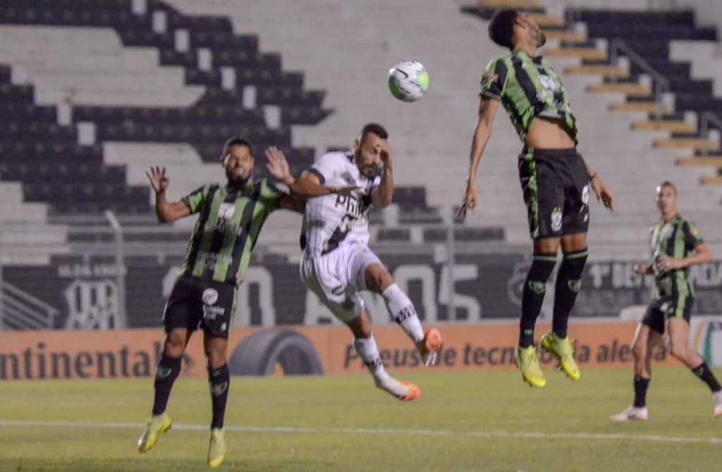 Moisés cabeceia para fazer o primeiro gol da Ponte Preta (Foto: Álvaro Júnior/Ponte Press)