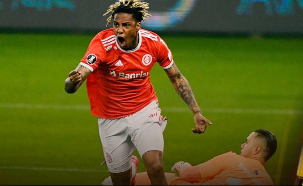 Abel Hernández marcou dois gols na estreia