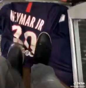 Camisa de Neymar vira pano de chão em loja de clube francês; VÍDEO AQUI!