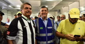 Bolsonaro 'vira-casaca' mais uma vez e veste manto de clube da Série C. Confira!
