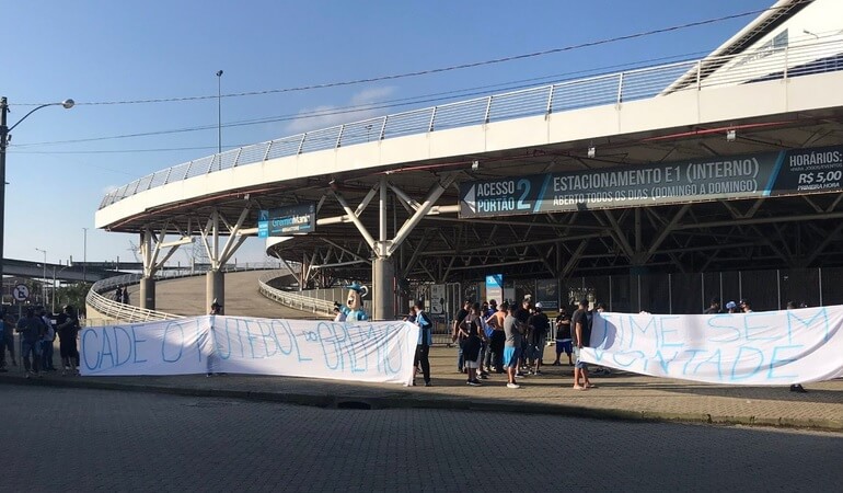 Delegação do Grêmio é recepcionada com protesto de torcedores