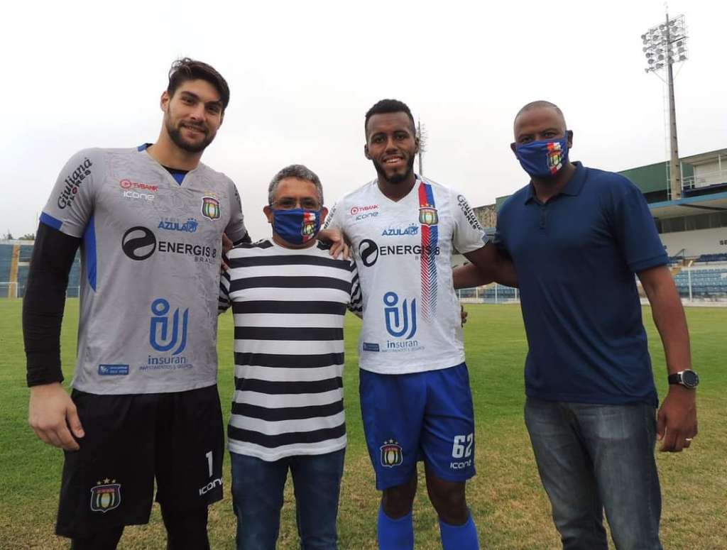 Zagueiro Matheus Santos e o goleiro Caio Bolonhin foram apresentados nesta quinta-feira (Foto: Fabrício Cortinove)