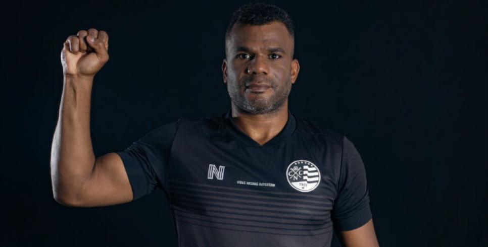 Clube da Série B deixa tradição de lado e lança camisa preta em combate ao racismo