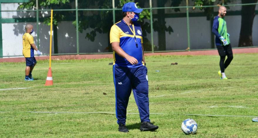 Mozart e técnico recém demitido do Confiança ganham força no lanterna da Série B