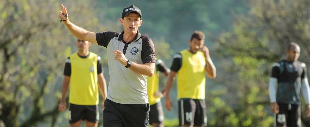 Ponte Preta x Operário – Macaca quer assustar Fantasma para brigar lá em cima!