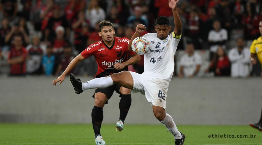 Athletico-PR rescinde com xará de atacante do Corinthians após três jogos