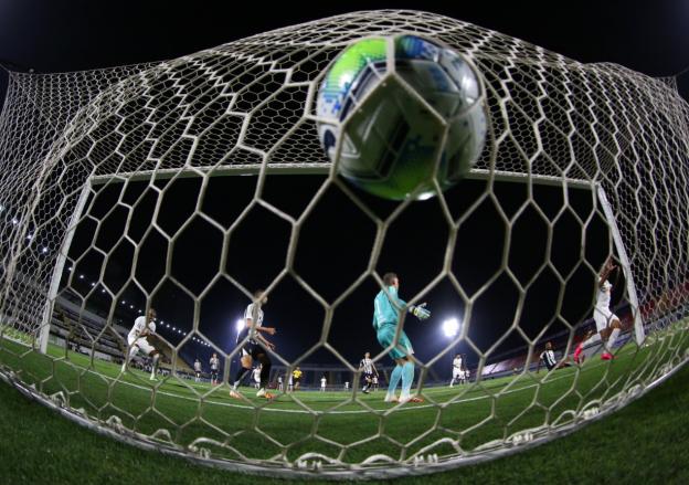 Red Bull mirou o gol e marcou quatro no Ceará