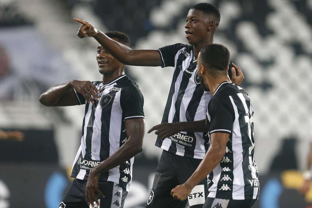 Botafogo recebe o Santos e tenta encerrar série negativa no Brasileirão