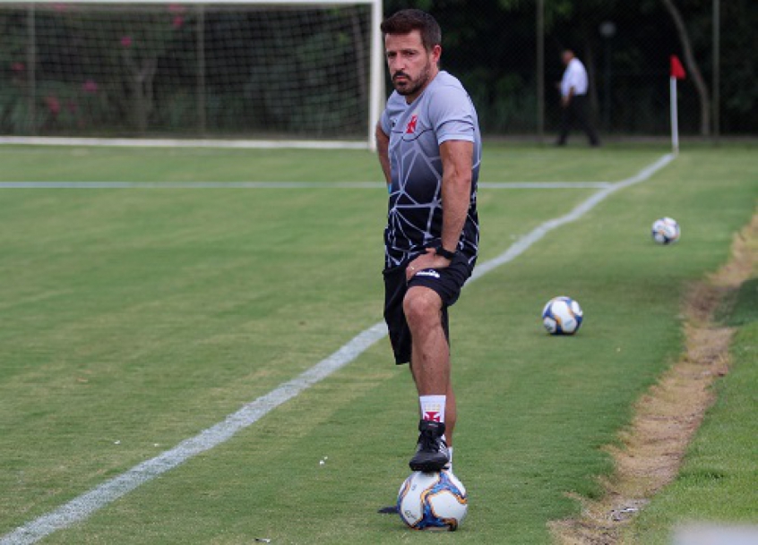 Sem o técnico Ramon, Vasco mira vitória no Sul para se manter entre os líderes