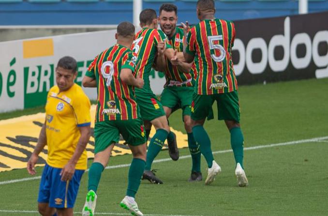 Sampaio fez a festa na Ressacada