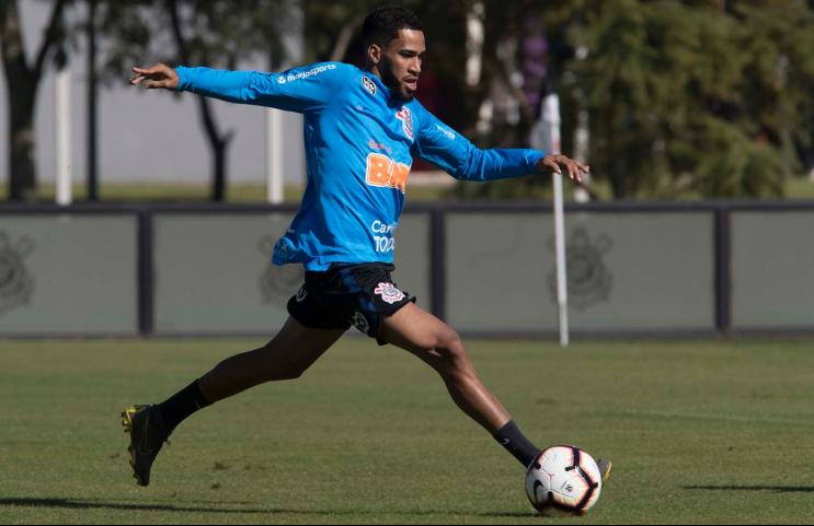 Everaldo vai de encostado a favorito para formar dupla com Jô no Corinthians