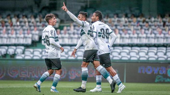 Robson comemora gol em segunda cobrança, após erro de Sabino. Foto: Coritiba Oficial