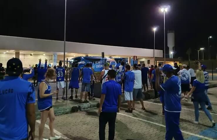 Série B: Delegação do Cruzeiro é recebida com protesto em aeroporto. Veja o vídeo!