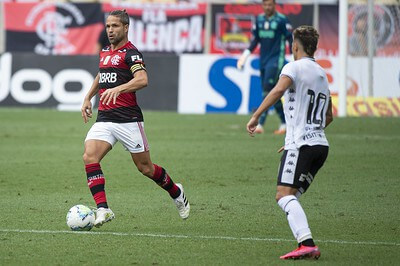 Com Covid-19, meia do Flamengo relata dores pelo corpo e na garganta