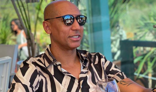 Ex-zagueiro da Seleção sofre acidente, bate a cabeça e é internado