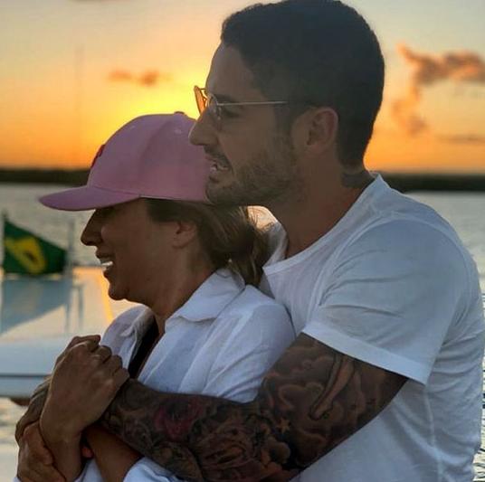 Genro do Silvio Santos se declara: “De nada eu preciso se sempre a tiver ao meu lado”