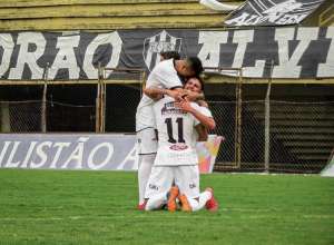 Paulista A3: Atacante do EC São Bernardo celebra gol em sua estreia como profissional