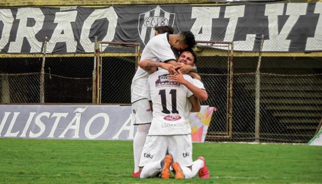 Matheus Mangolin comemora primeiro gol da carreira profissional com companheiros de equipe (Foto: Divulgação/EC São Bernardo)