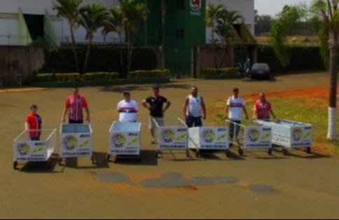 Coletores de material reciclável de Araras recebem doação de torcida do São Paulo